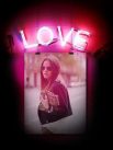 Neon’lu Love Yazısı Altında Resim
